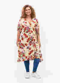 Wrap dress with floral print and short sleeves, Buttercream Vintage, Model