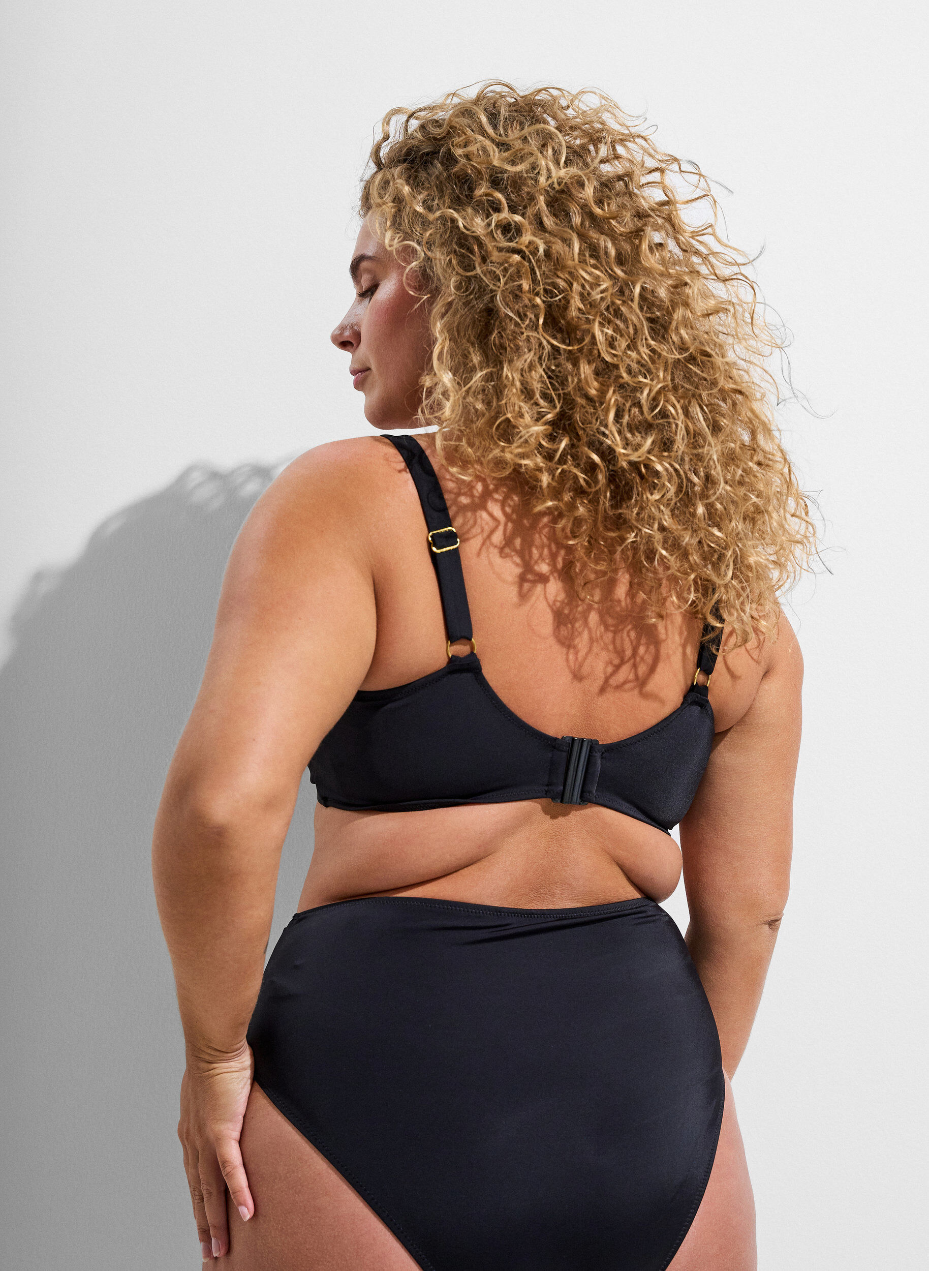 ZizzifashionBikini bra with underwire and gold-coloured detail, Black, Model image number 2