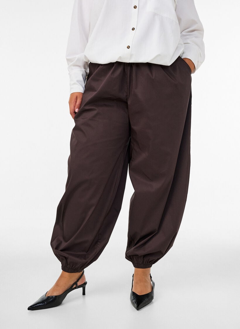 Balloon trousers with pockets and an elasticated waistband, Brown, Model