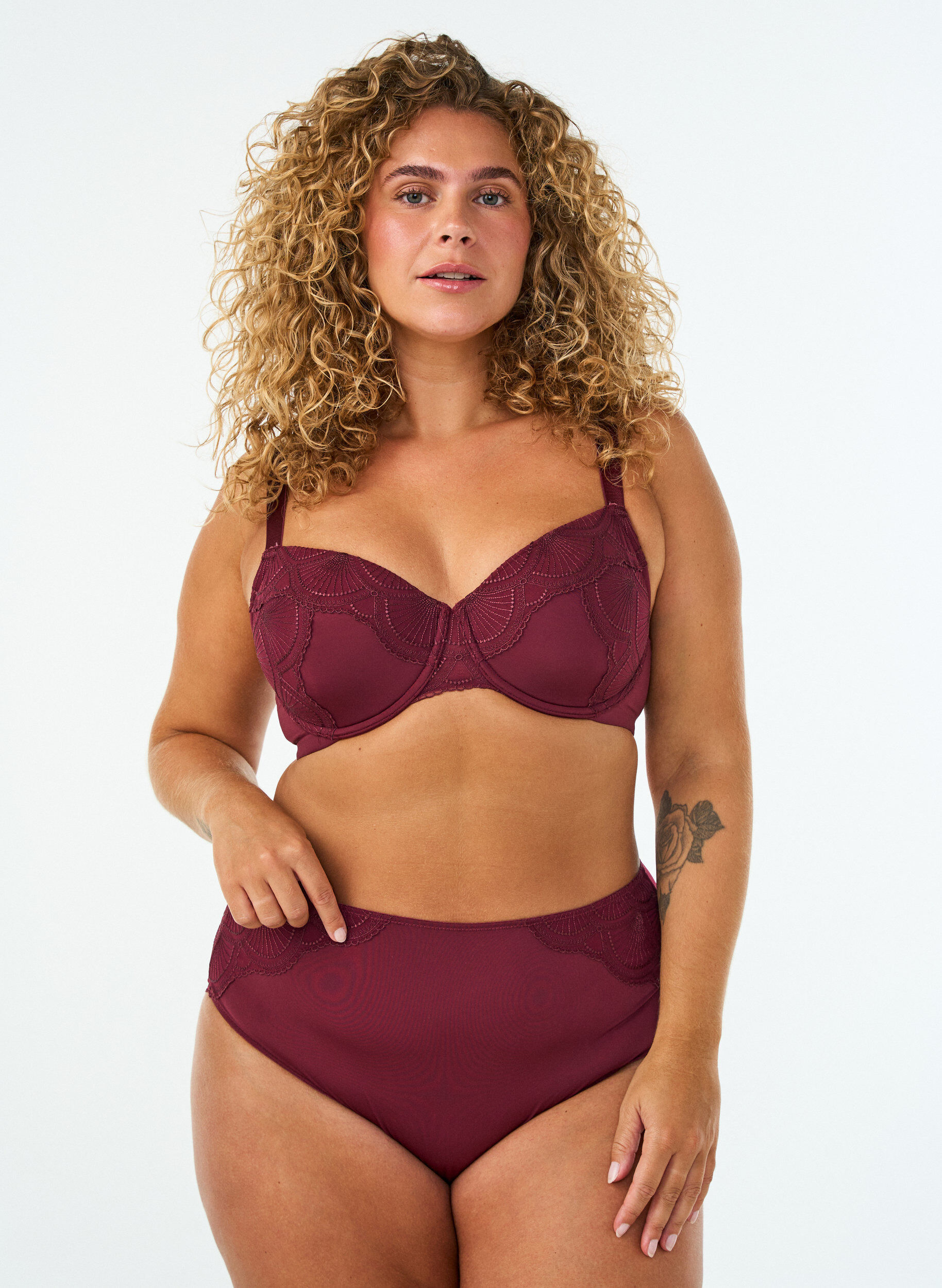 ZizzifashionPadded underwired bra with lace and U-back, Red, Model image number 1