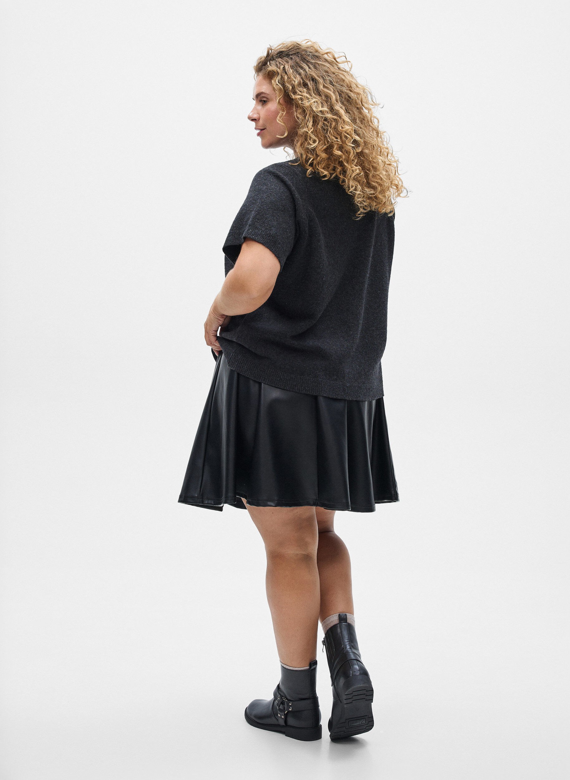 Zizzifashion Short skater skirt in faux leather, Black, Model image number 2