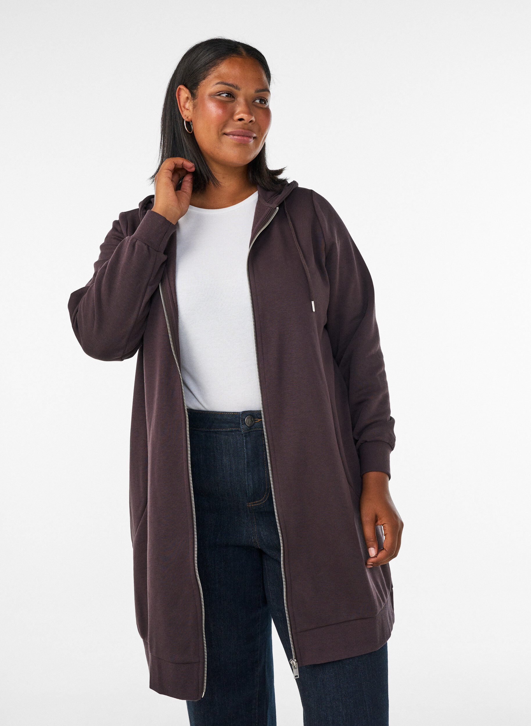 Long hoodie with zip and pockets, Brown, Model