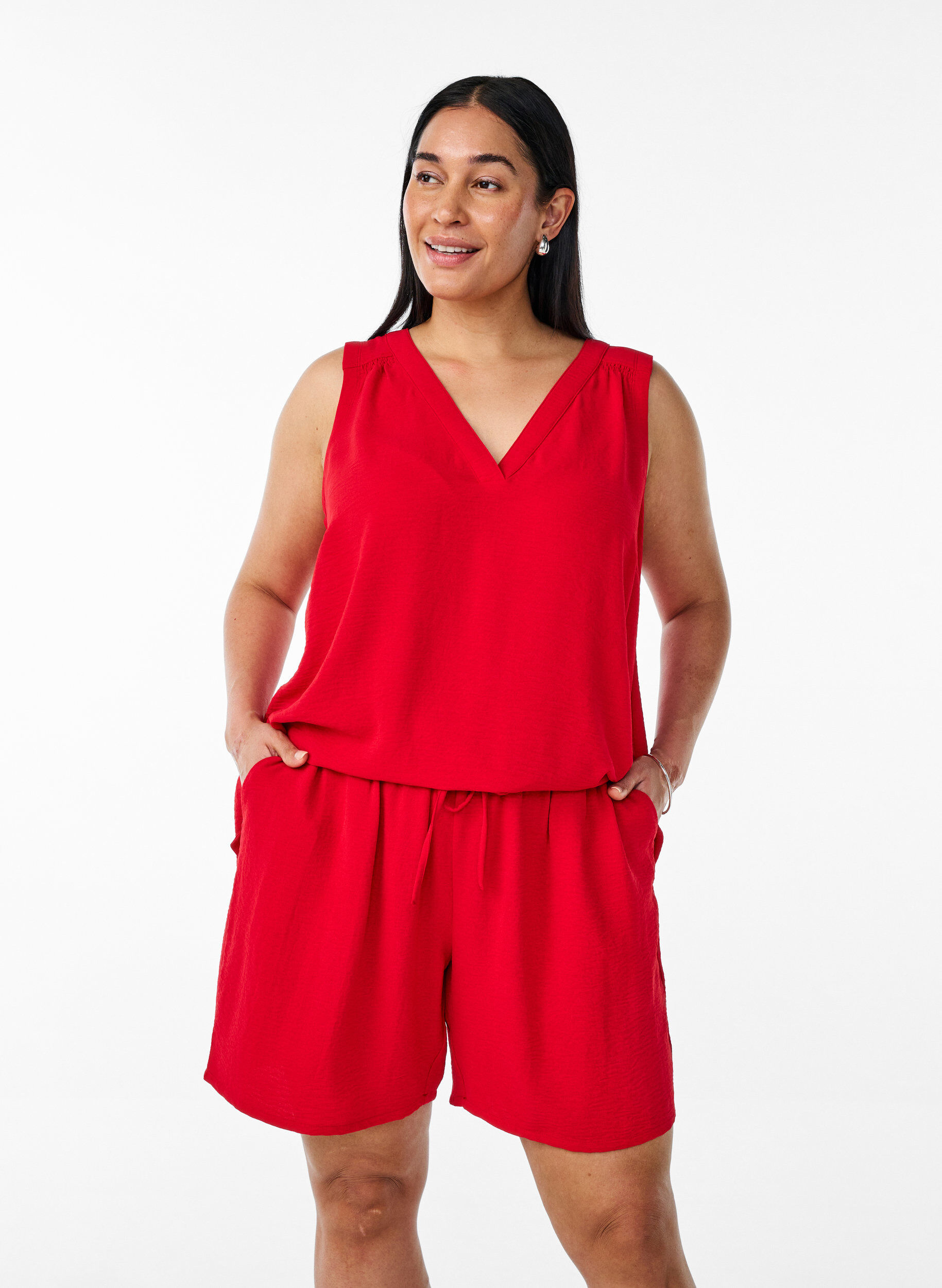 Shorts with pockets and elastic waistband, Red, Model
