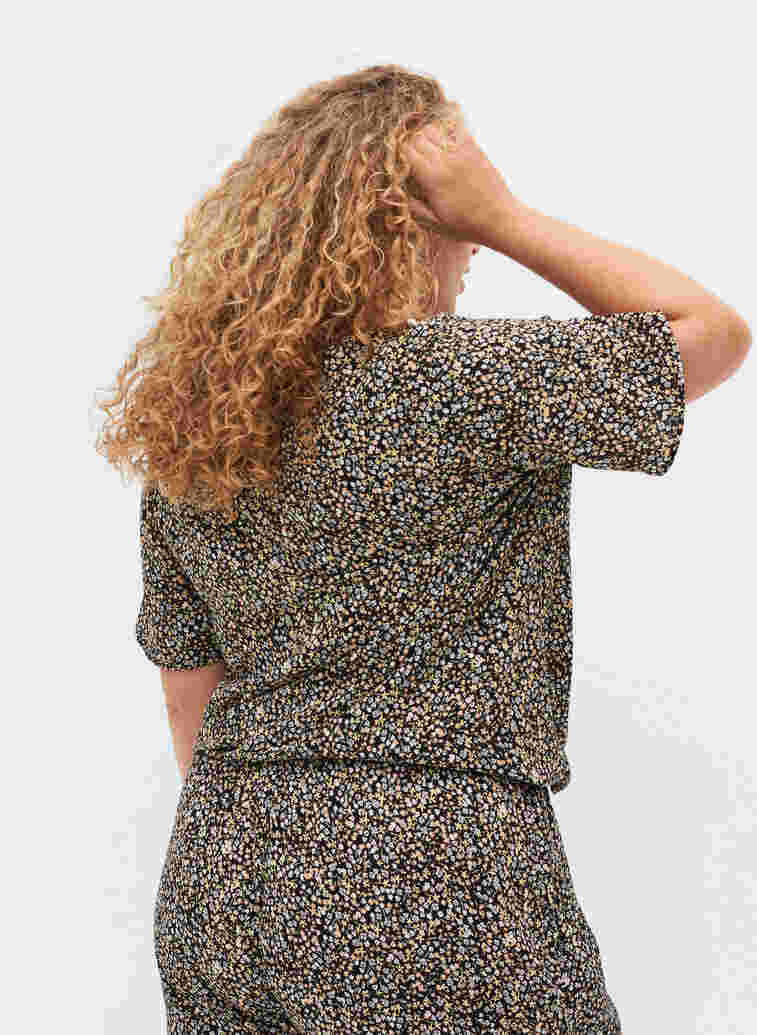 Printed pyjama top in viscose, Black Flower AOP, Model image number 0