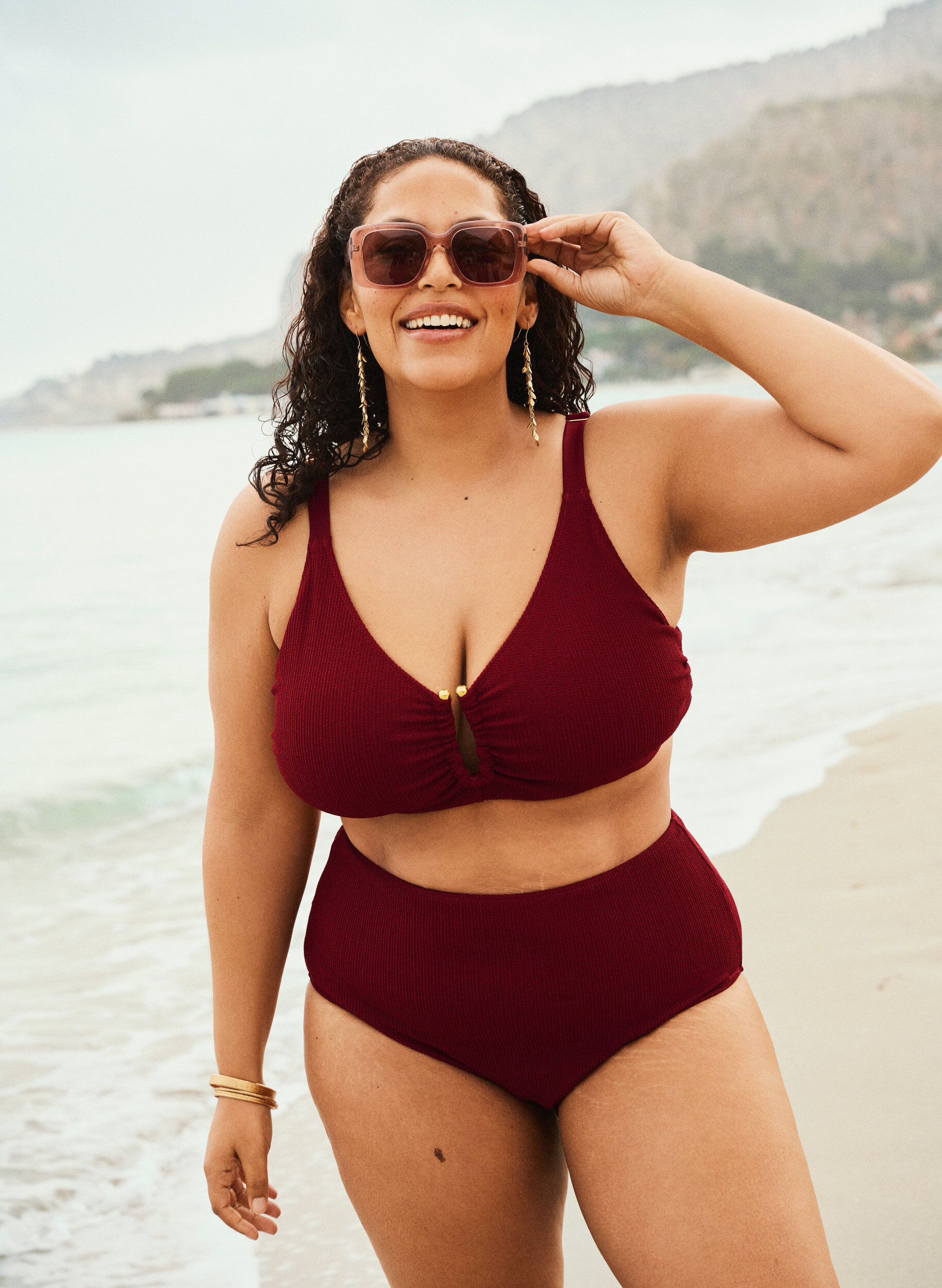 High-waisted bikini bottoms with texture