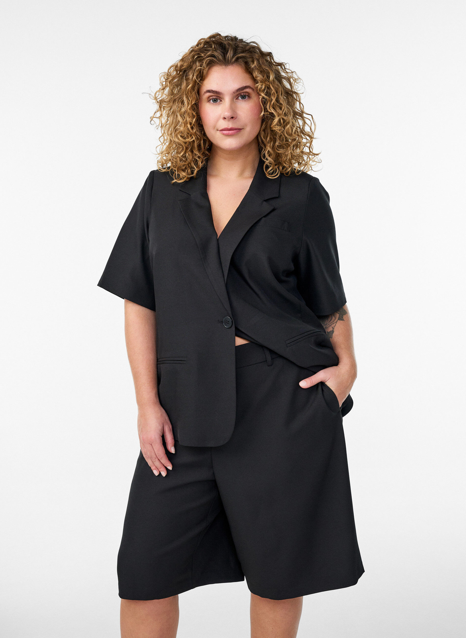 Zizzifashion Loose high-waisted Bermuda shorts, Black, Model image number 0