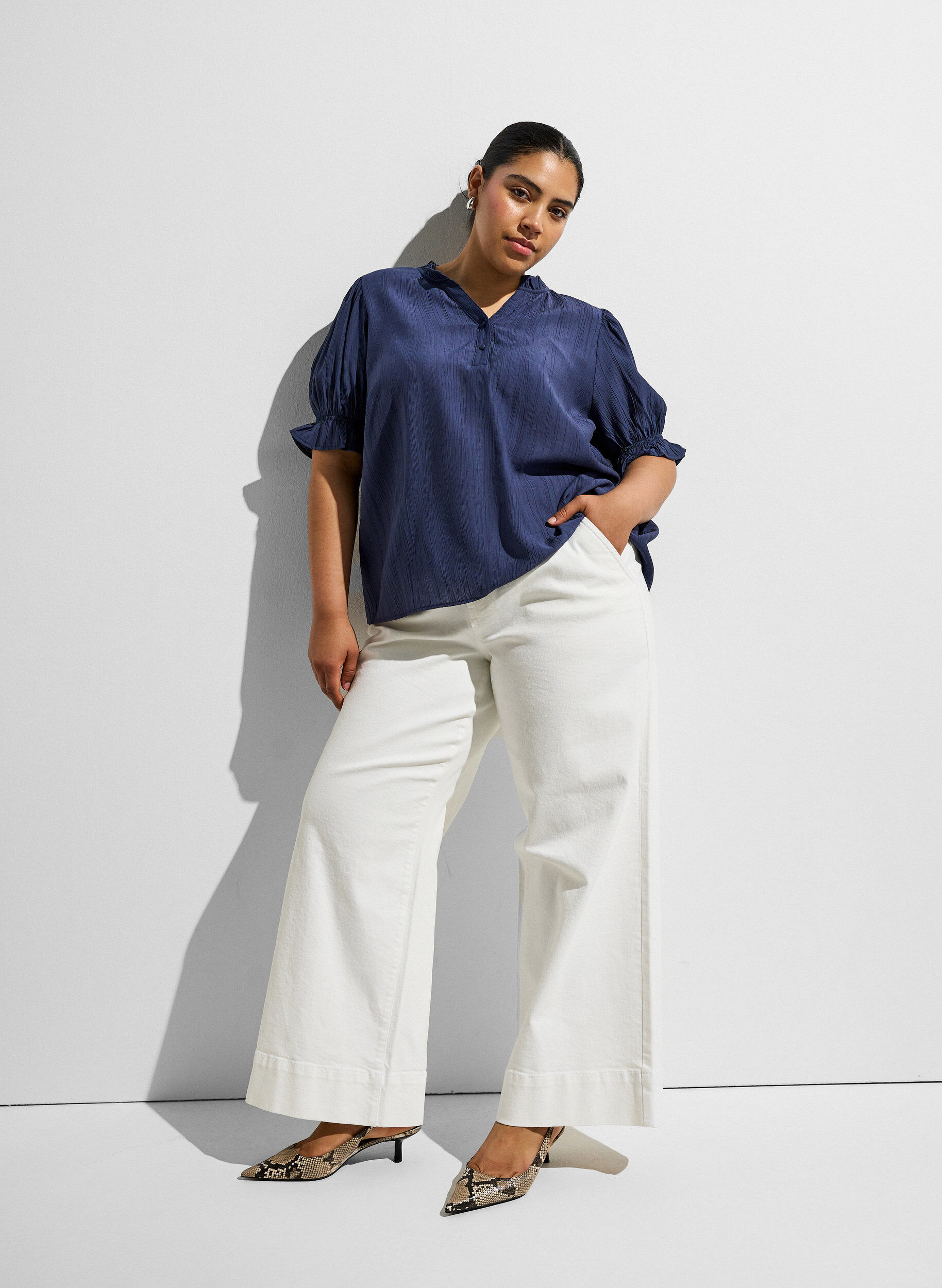ZizzifashionBlouse in a crinkled viscose blend with a V-neck, Blue, Image image number 0