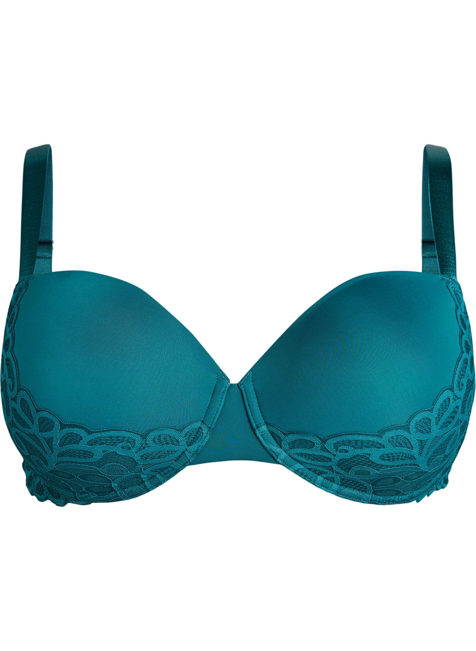 Moulded bra with underwire and lace
