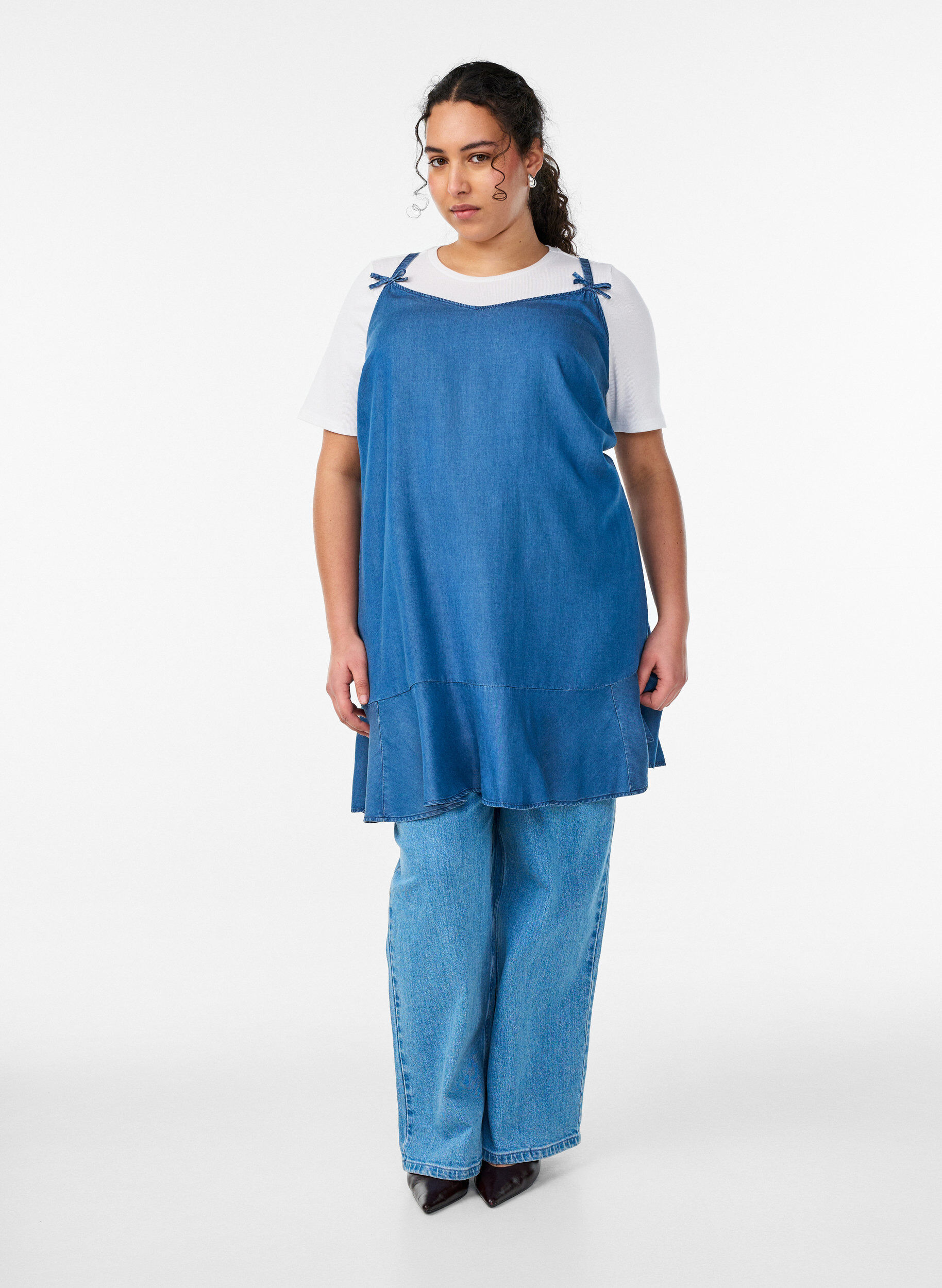 ZizzifashionKnee-length strap dress in TENCEL&trade; Lyocell with a denim look, Blue, Model image number 1