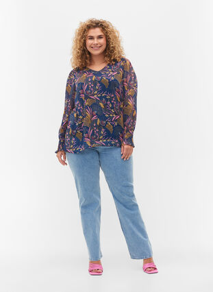 Floral blouse with long sleeves and v neck, Blue w. Pink Leaf, Model image number 2