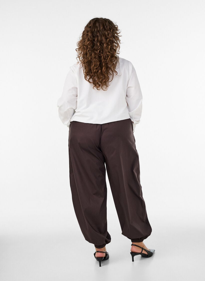 Balloon trousers with pockets and an elasticated waistband, Brown, Model