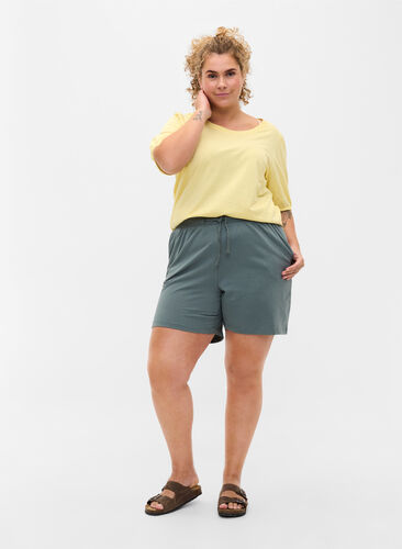 Cotton shorts with pockets, Balsam Green Solid, Model image number 0