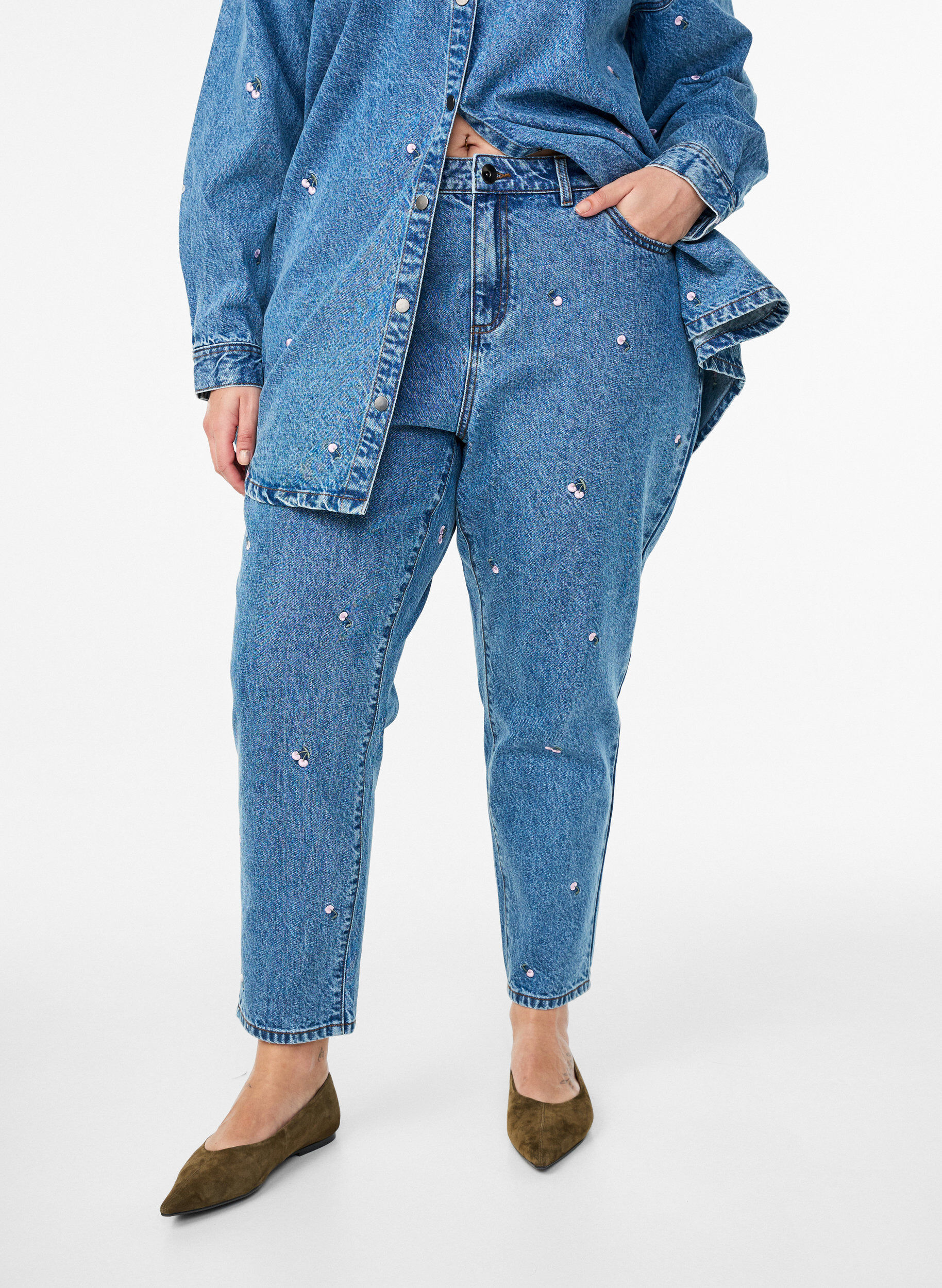 Zizzifashion Mille mom fit jeans with embroidery, Blue, Model image number 2