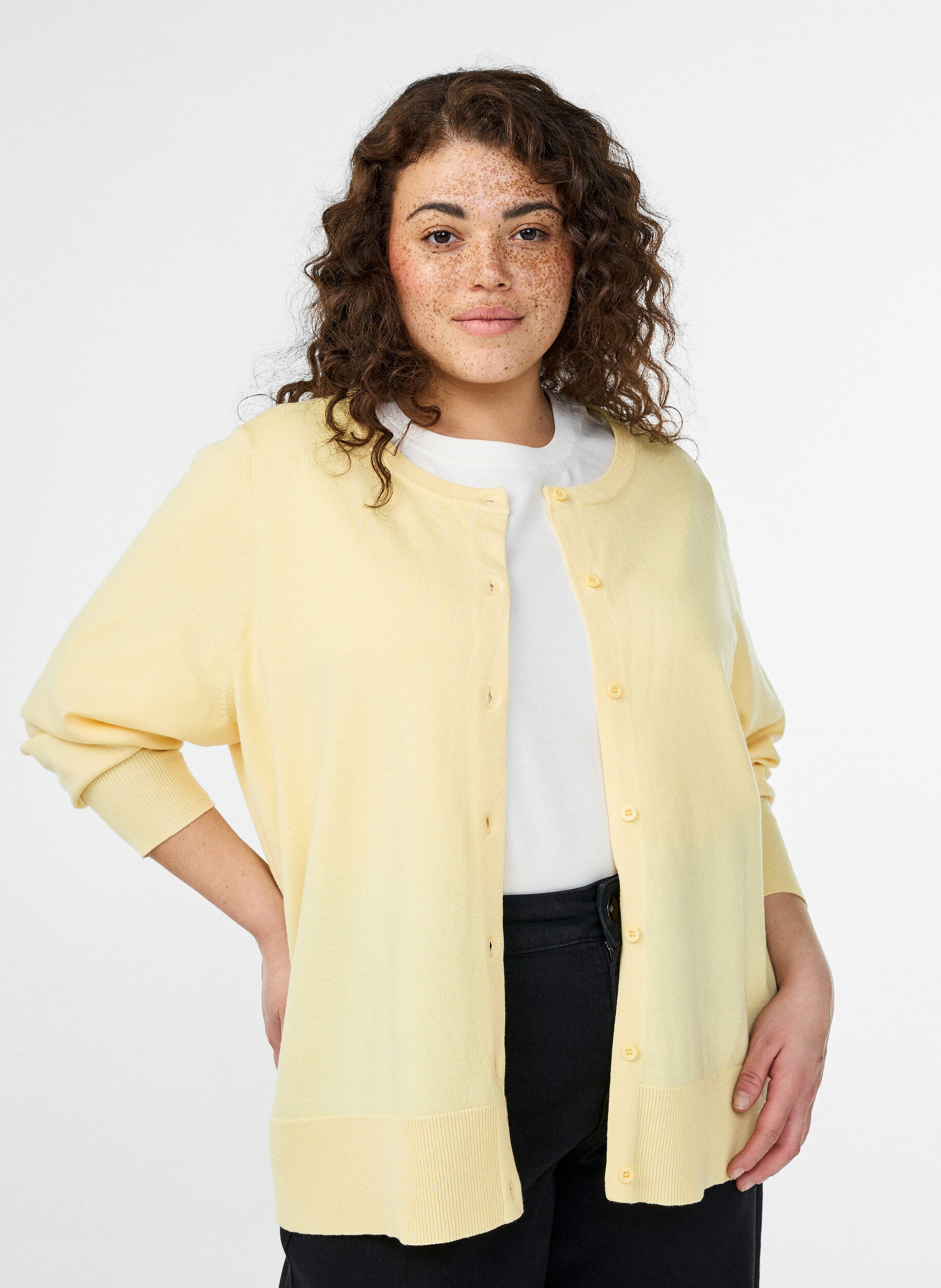 Fine-knit cardigan with round neck, Yellow, Model