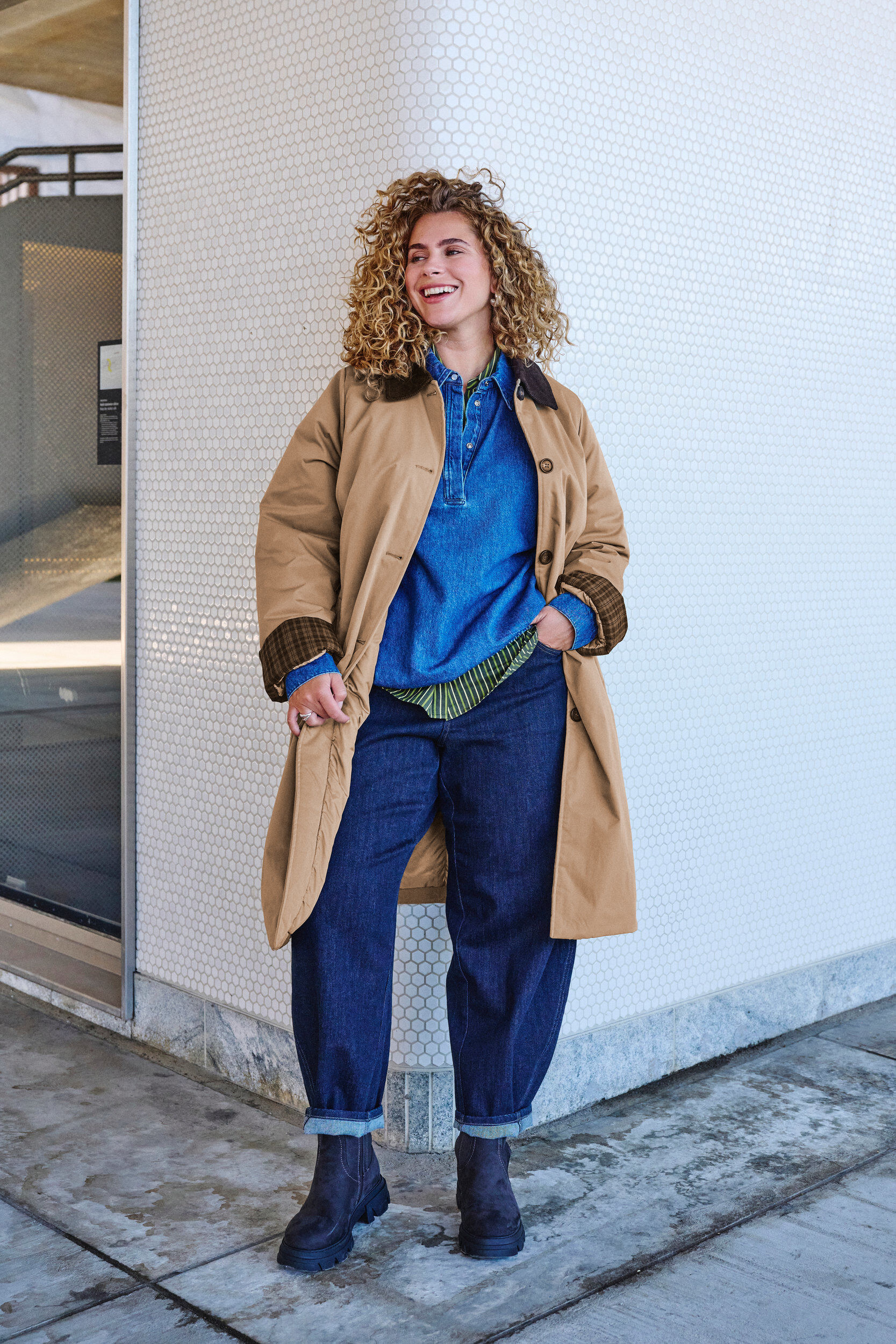 Mid-length jacket with corduroy collar