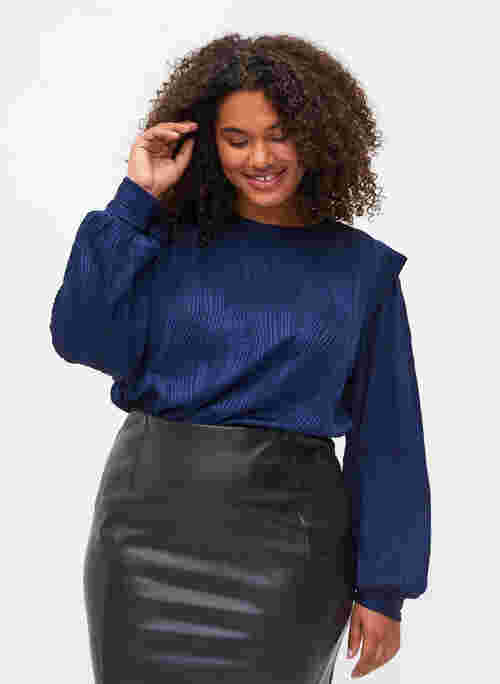 Structured top with long sleeves