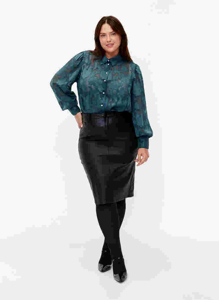 Coated skirt with slit, Black, Model