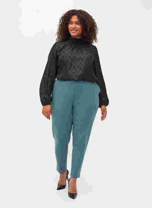 Cropped trousers with pockets