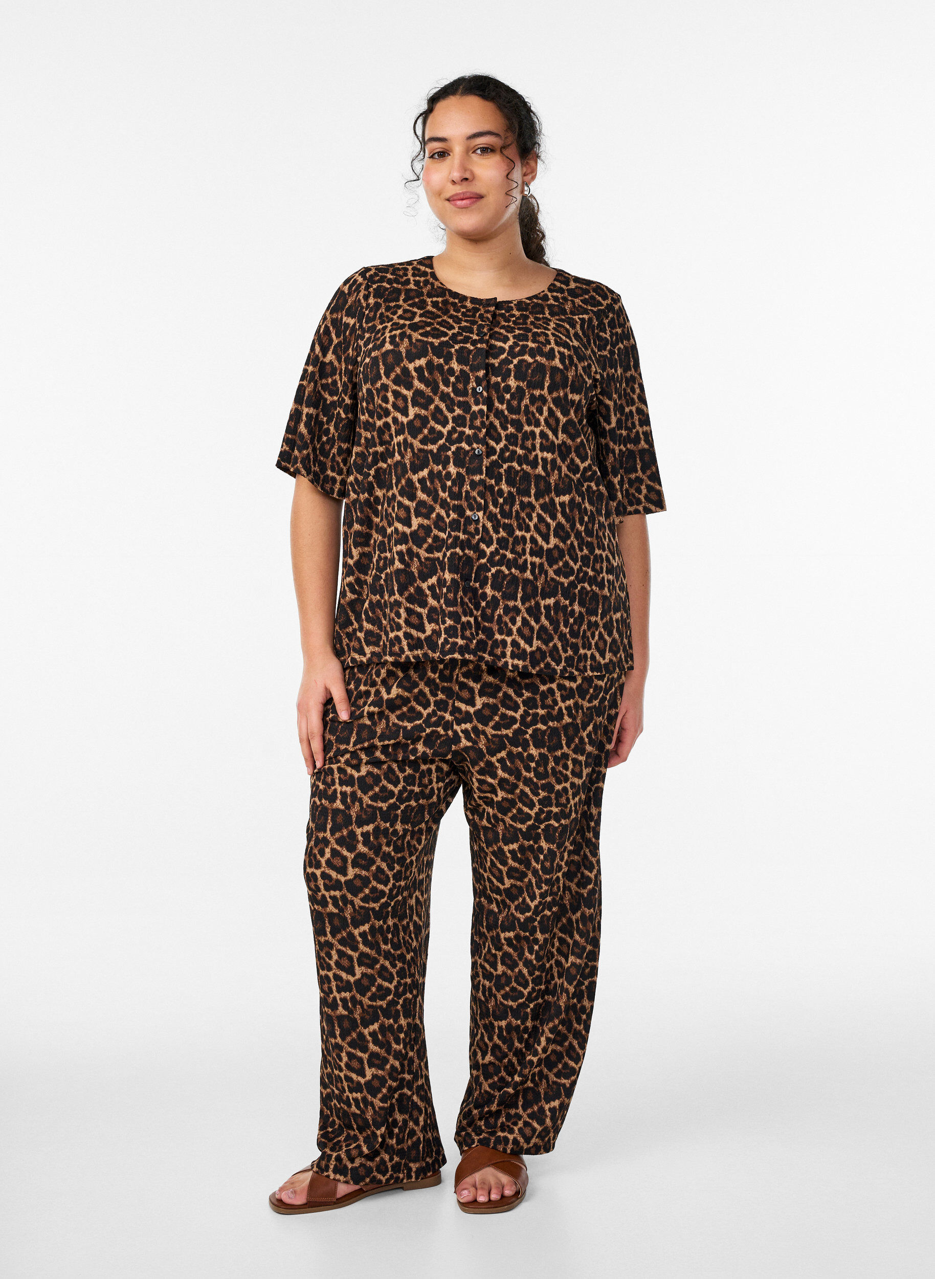 Wide-leg trousers in a light textured fabric, Black, Model