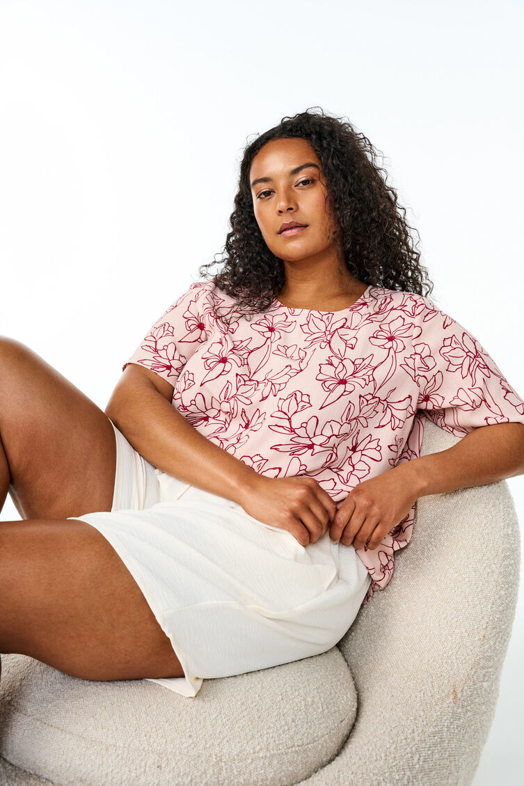 Short-sleeved blouse with round neck, Rose, Image image number 0