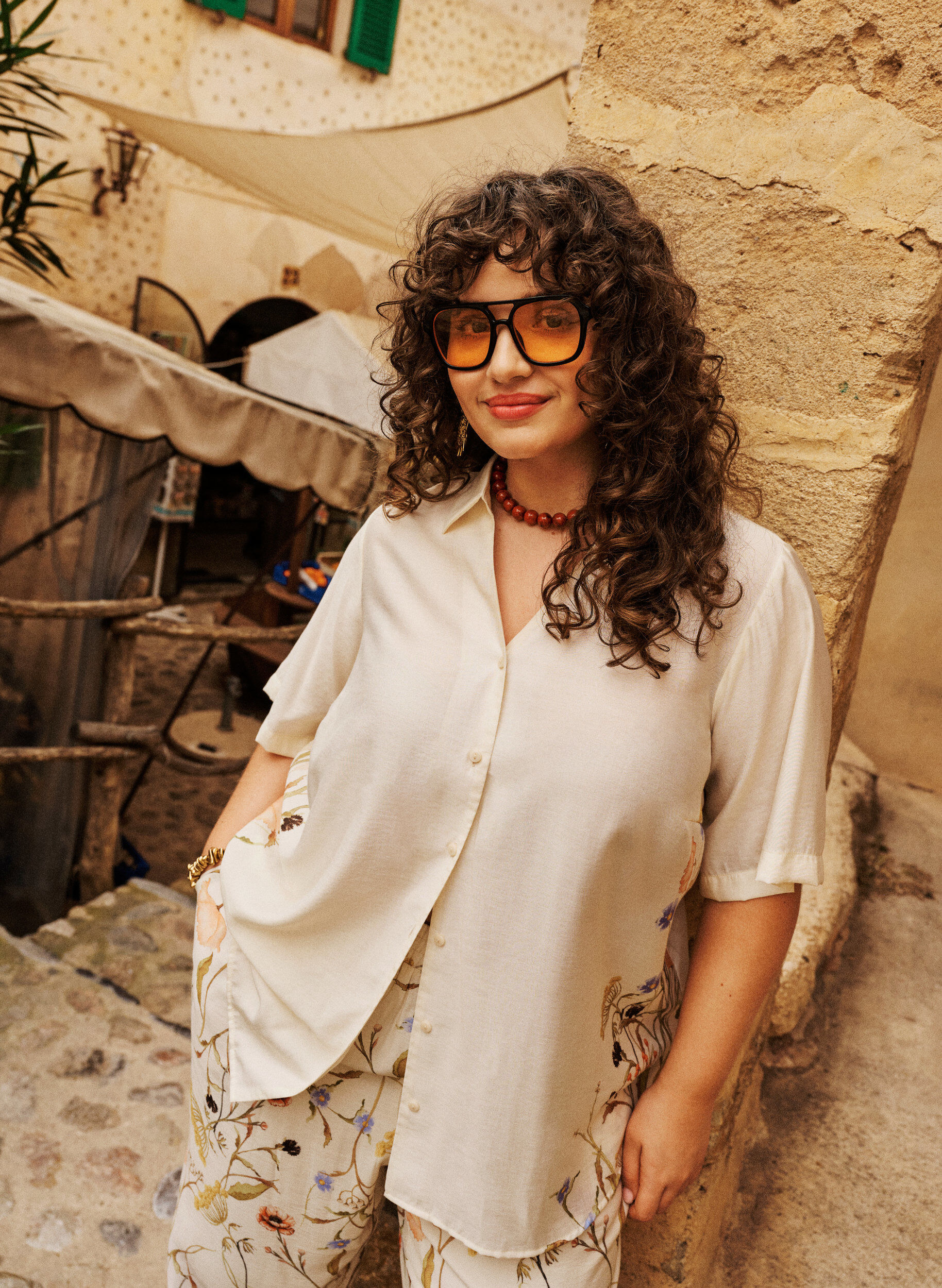 Shirt blouse with elbow-length sleeves and floral details