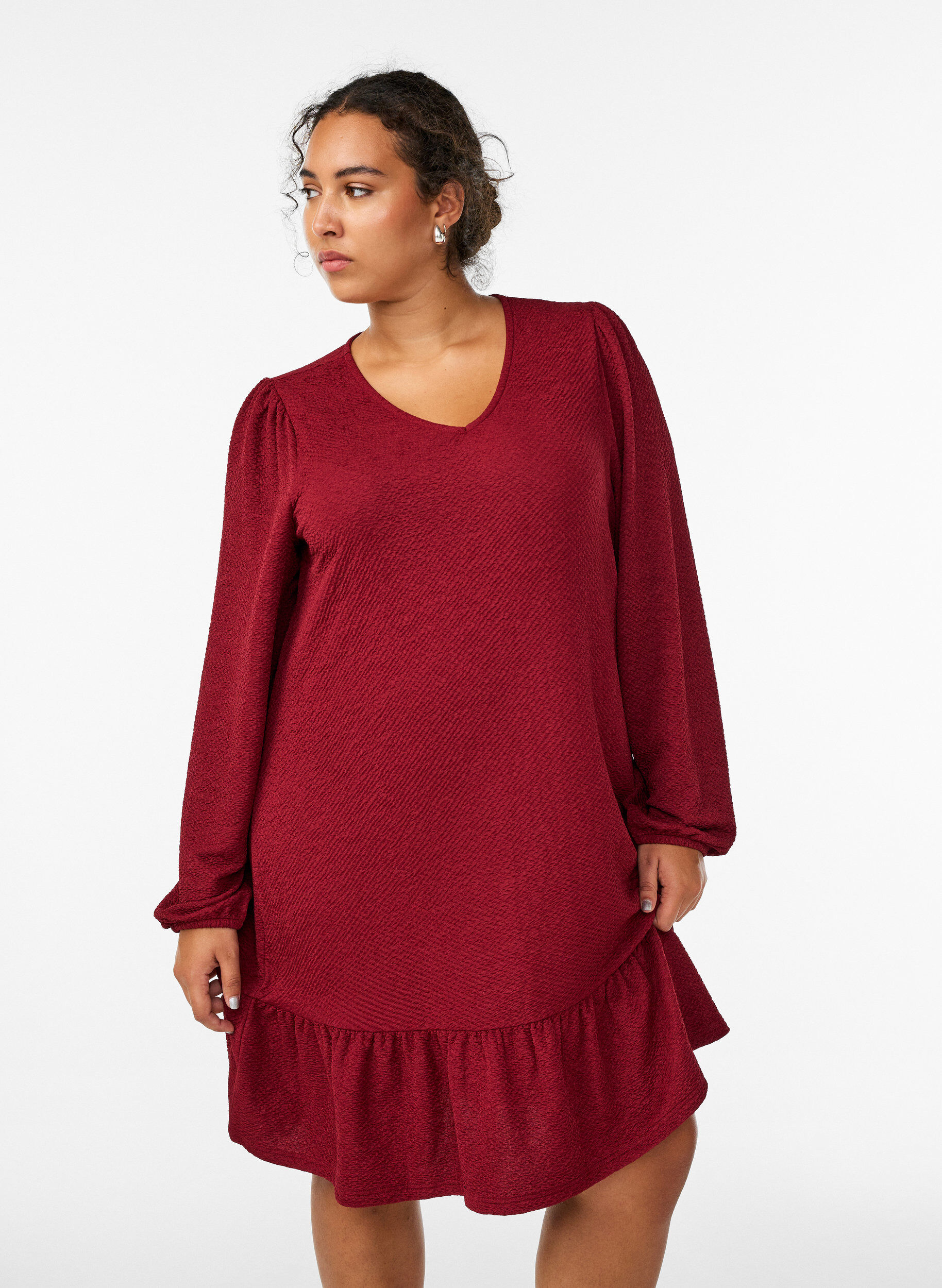 Zizzifashion Short textured dress with a ruffle hem, Dark Bordeaux, Model image number 1