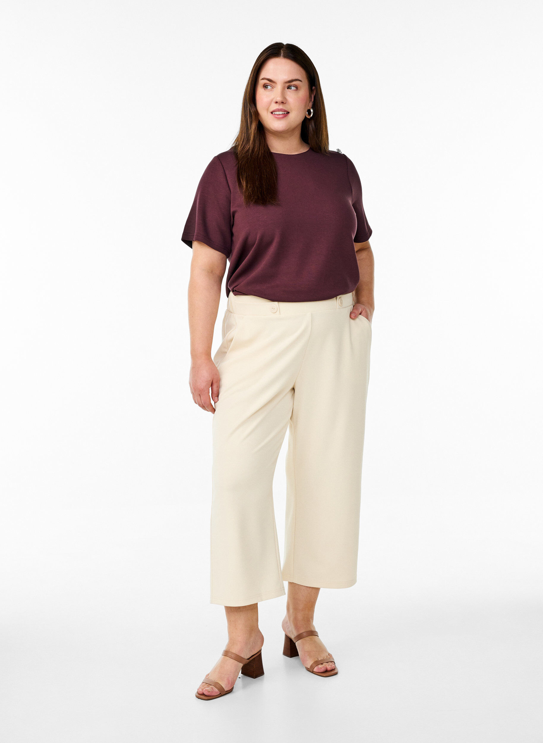 Ankle length trousers with loose fit, Beige, Model