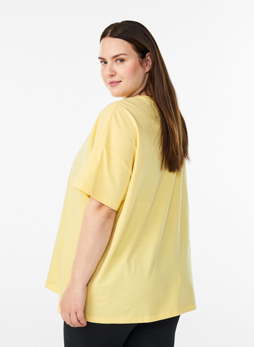 Organic cotton T-shirt with a small front motif, Yellow, Model image number 2