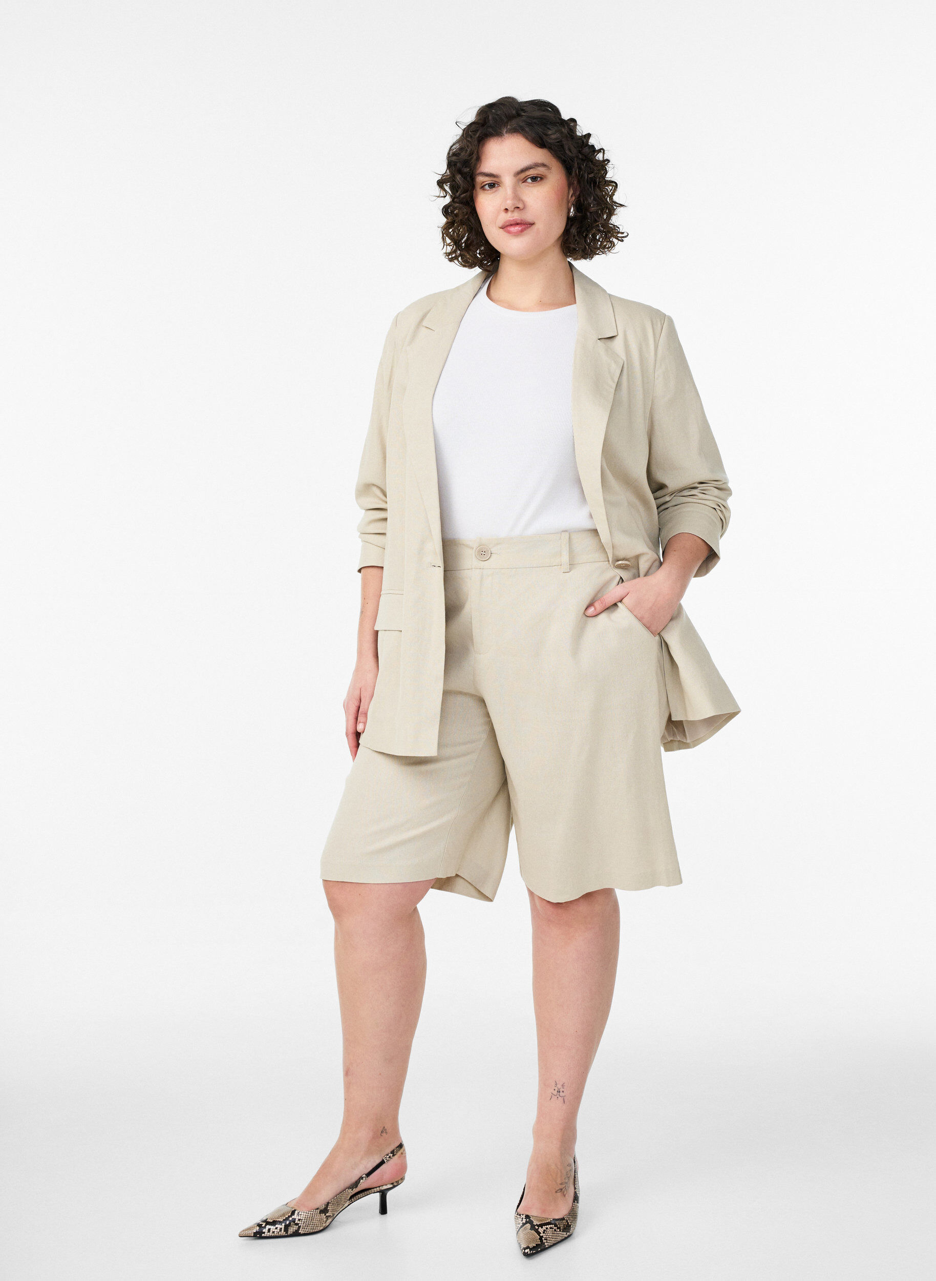ZizzifashionHigh-waisted Bermuda shorts in linen and viscose, Beige, Model image number 1