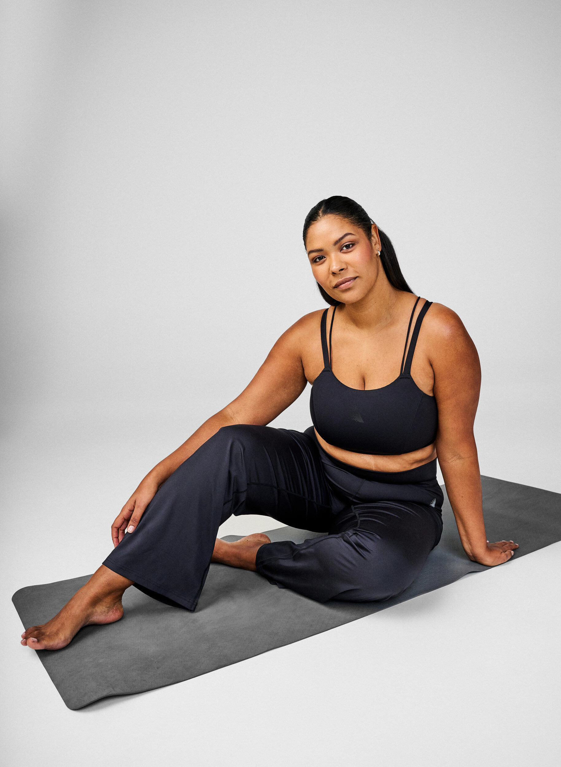 Sports bra with cross detail at the back