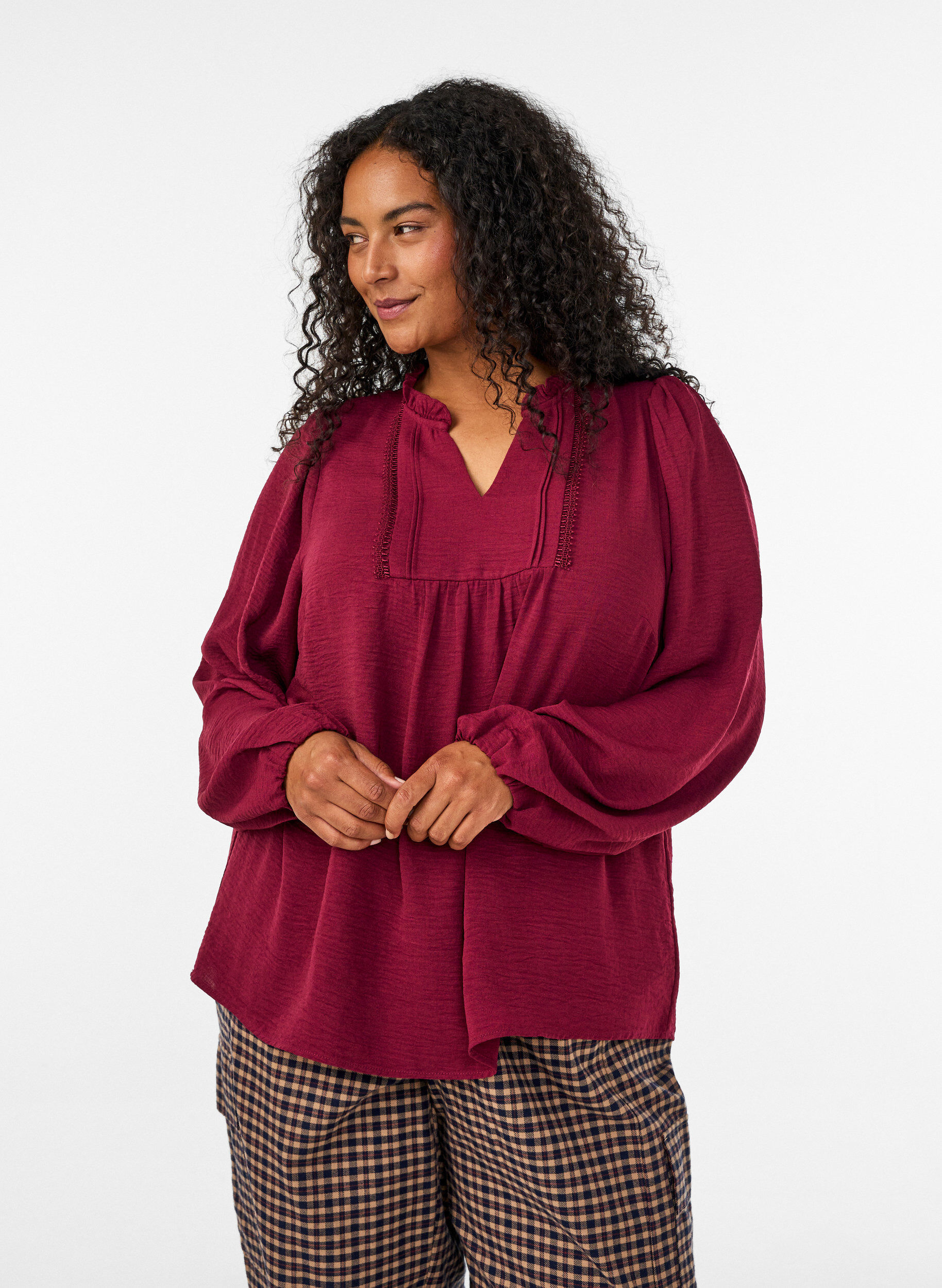 Blouse with V-neck and crochet band, Red, Model