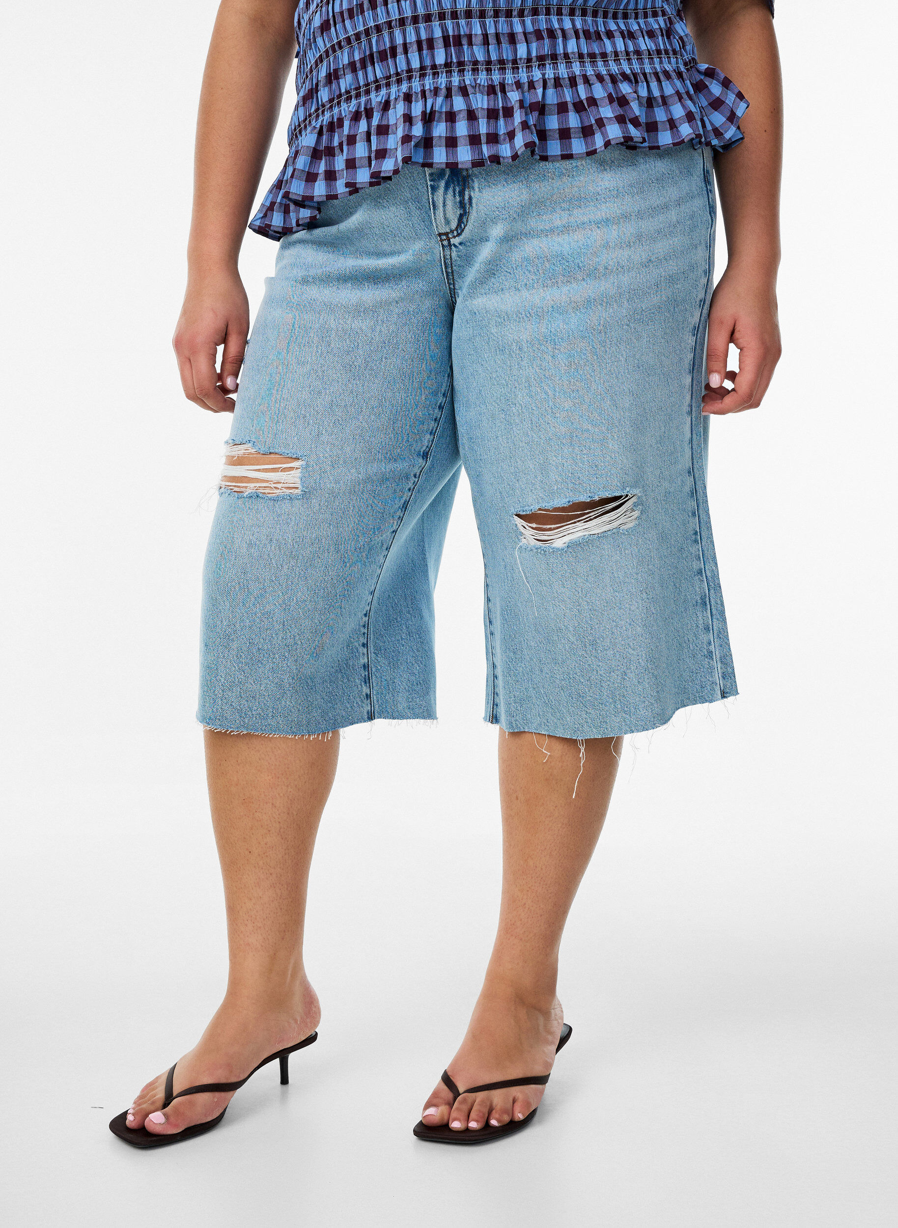 ZizzifashionCropped jeans with a distressed look and raw edges, Light Blue, Model image number 2