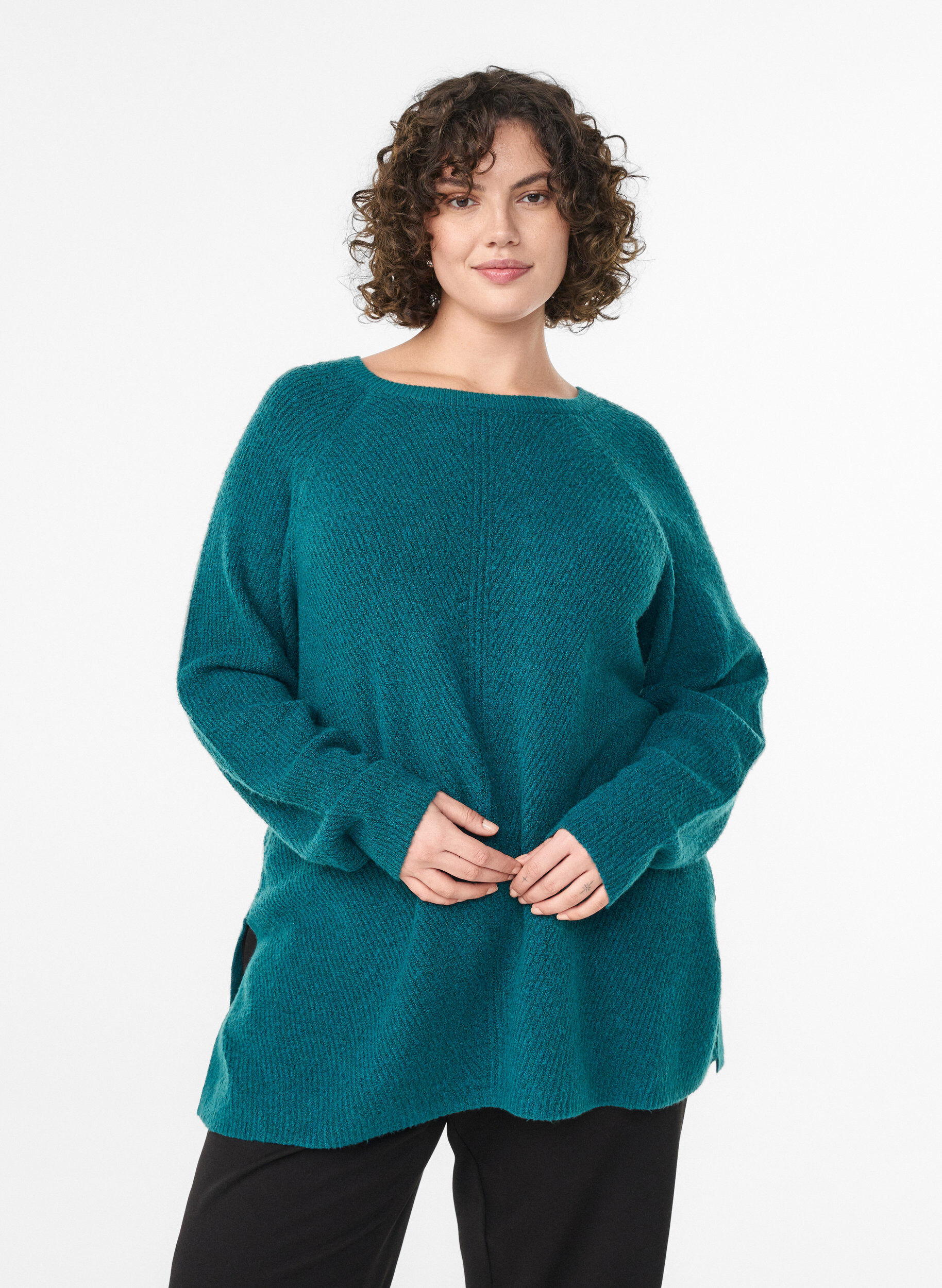 Knitted jumper with a diagonal pattern and raglan sleeves, Green, Model
