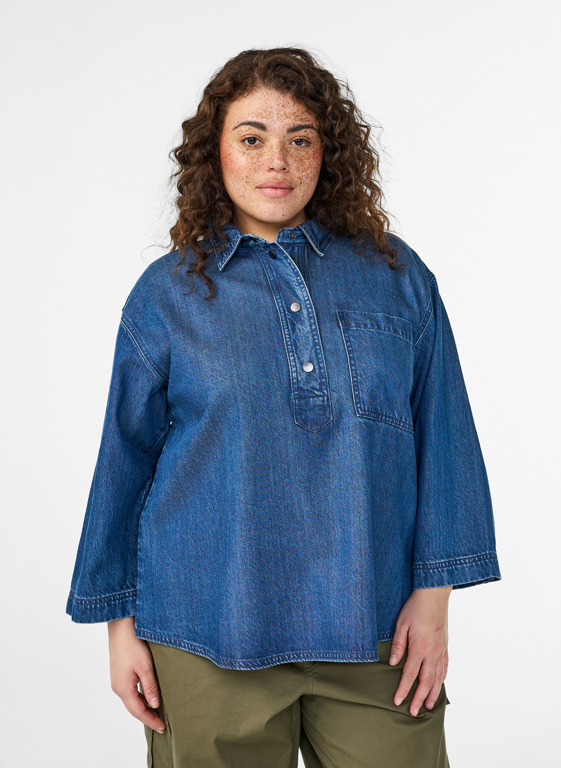 Loose denim shirt with 3/4-sleeves, Blue, Model