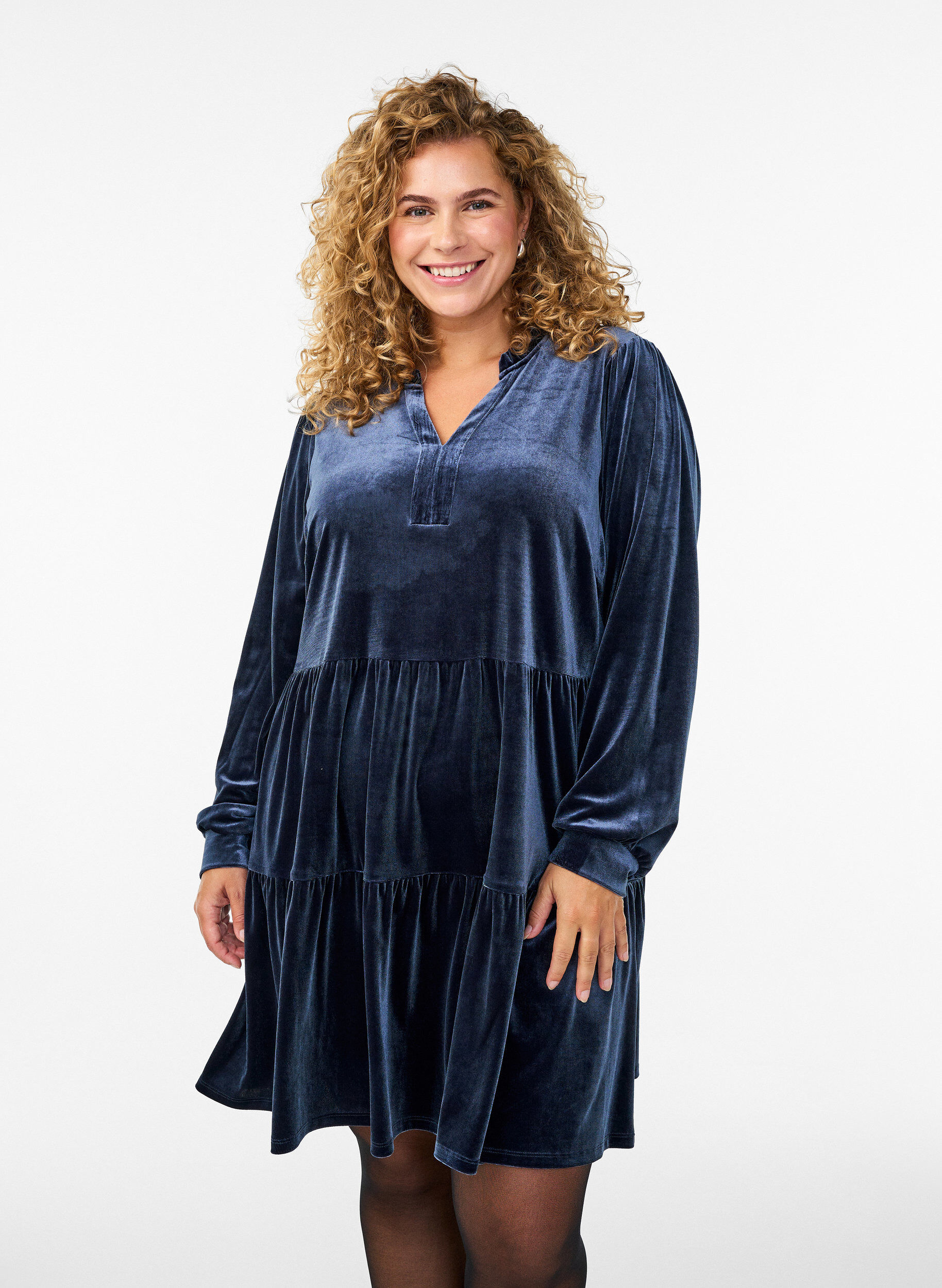 Short velour dress with a ruffle collar and long sleeves, Blue, Model