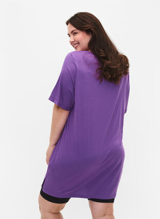 Single colour oversized t-shirt with v-neck, Deep Lavender, Model image number 1