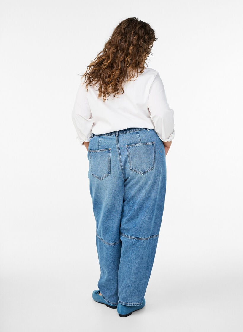 High-waisted barrel jeans, Blue, Model