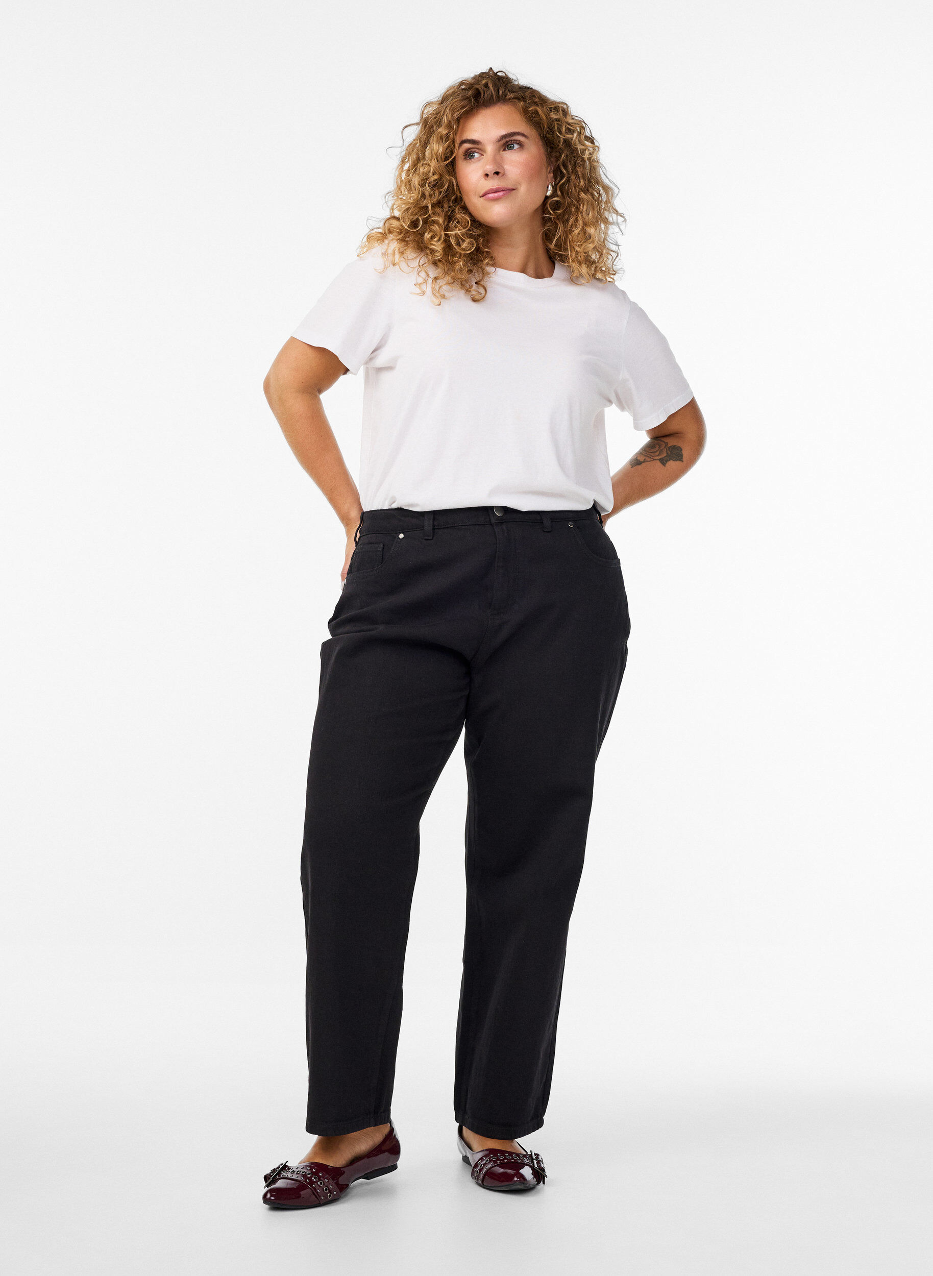 Loose jeans with cropped length, Black, Model