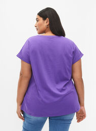 Short sleeved cotton blend t-shirt, ULTRA VIOLET, Model