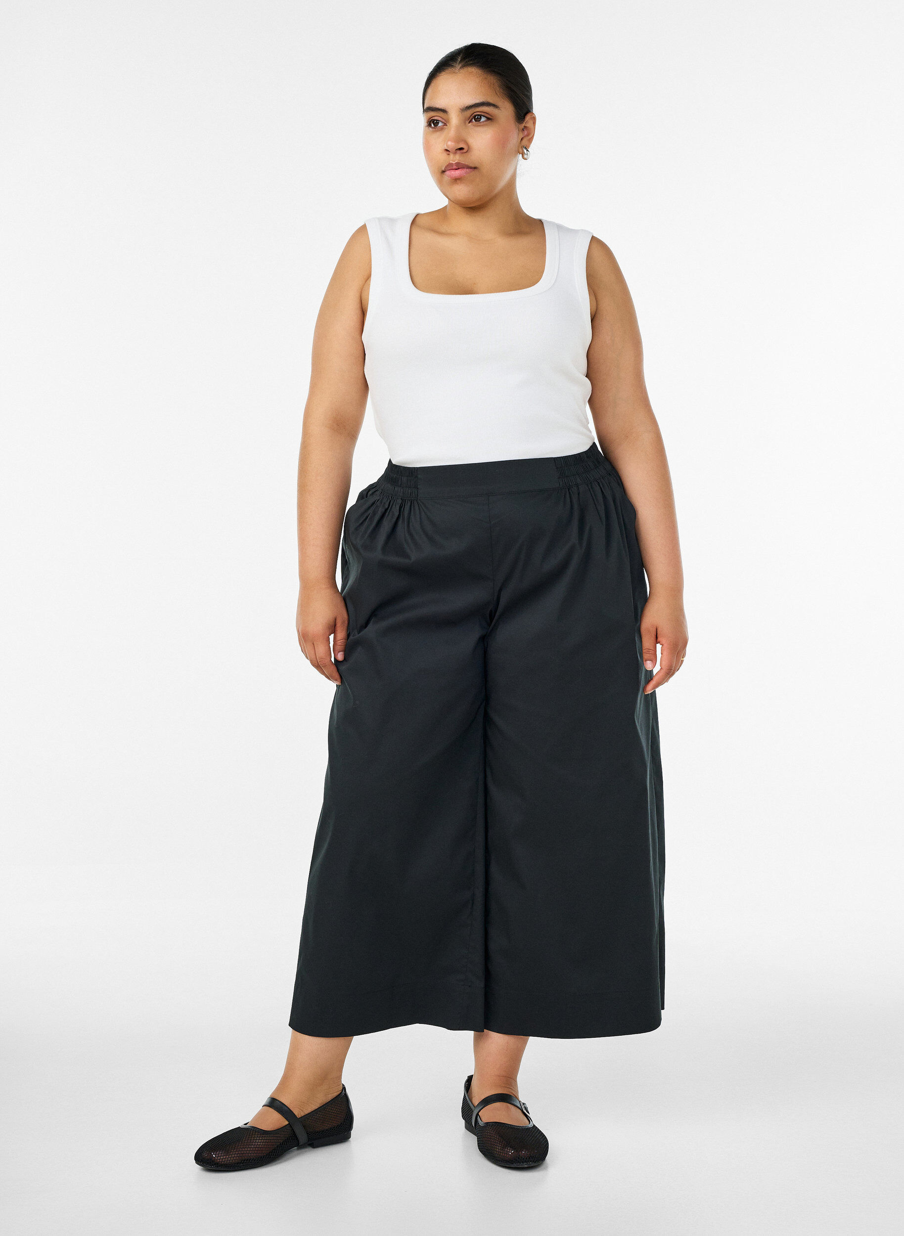 Culottes with an elasticated waist and wide legs, Black, Model