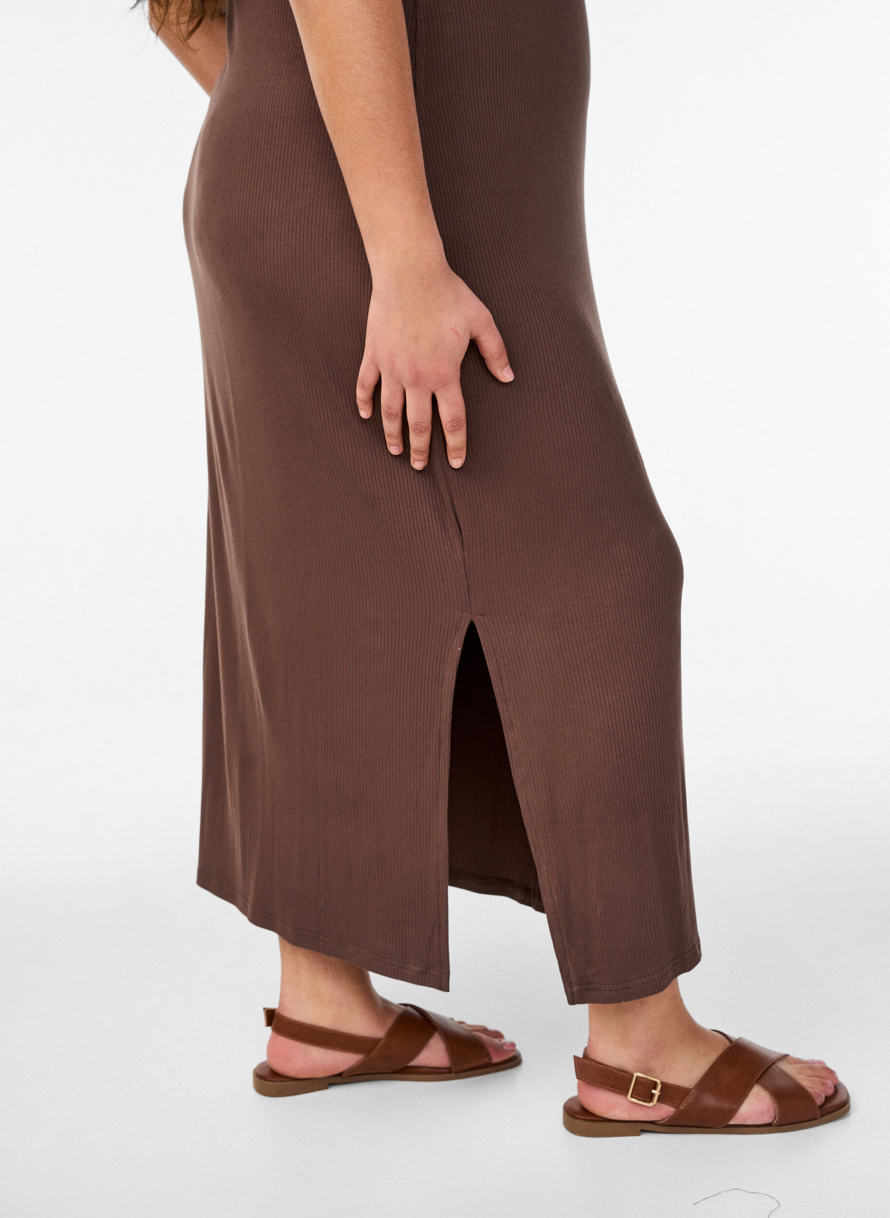 Zizzifashion Sleeveless ribbed dress in viscose, Brown, Model image number 2
