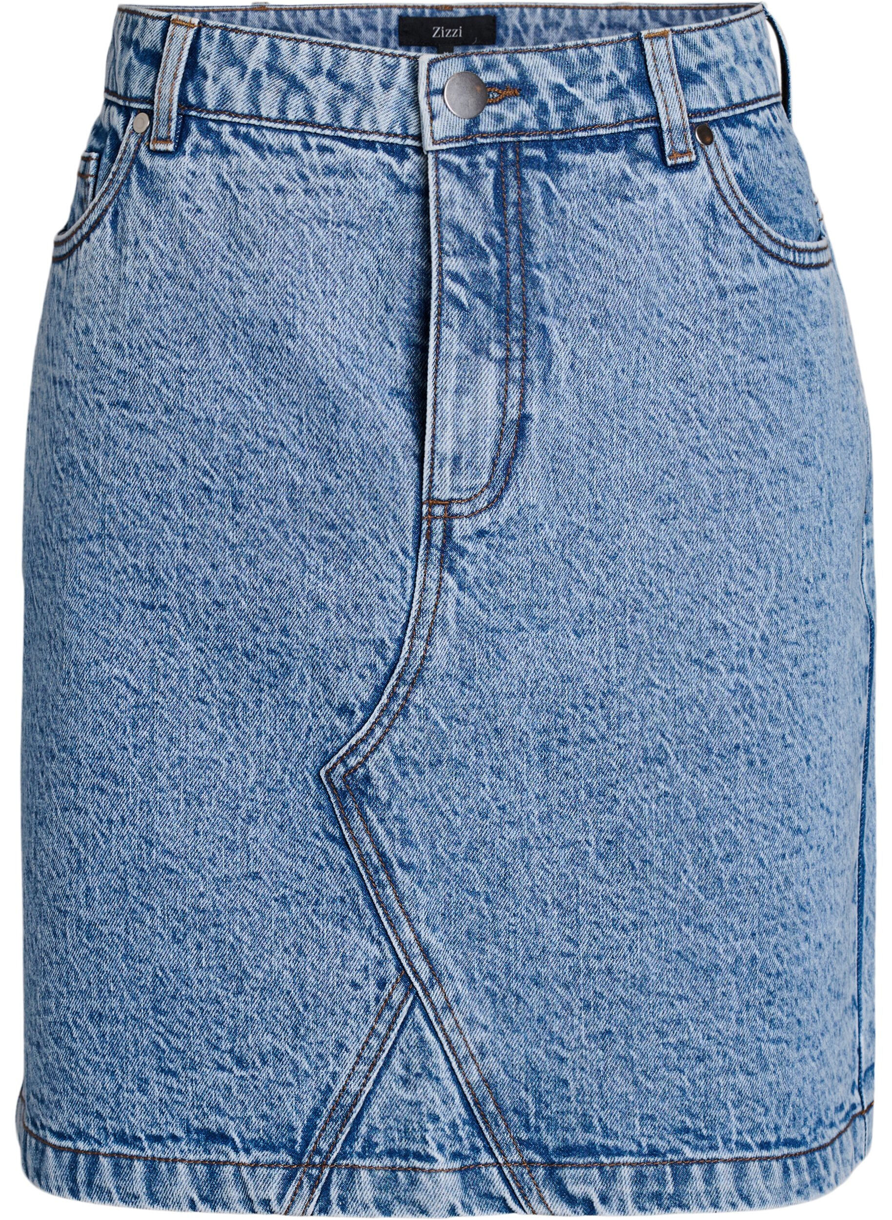 Short denim skirt with pockets