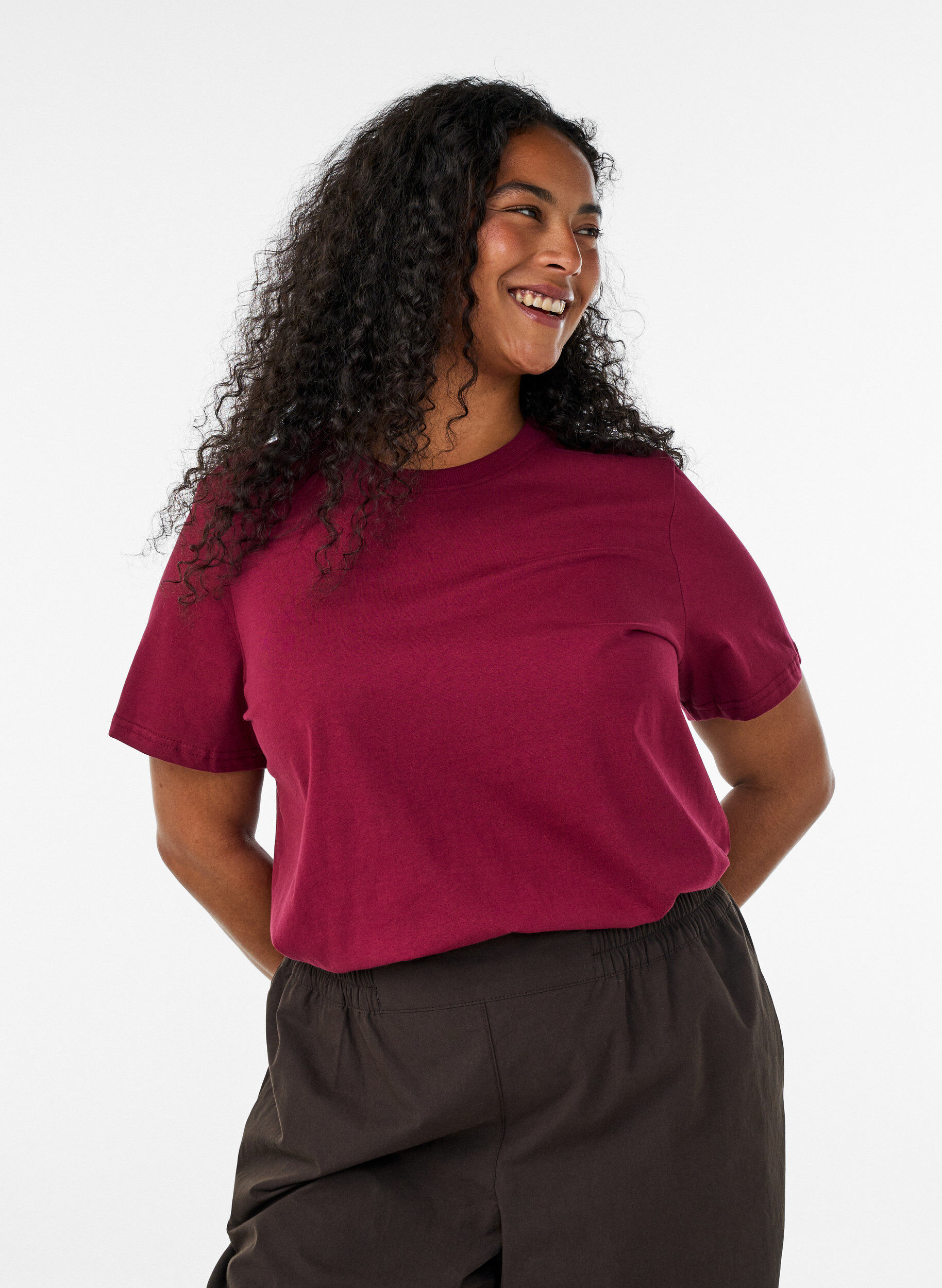 Basic cotton T-shirt with round neck, Red, Model