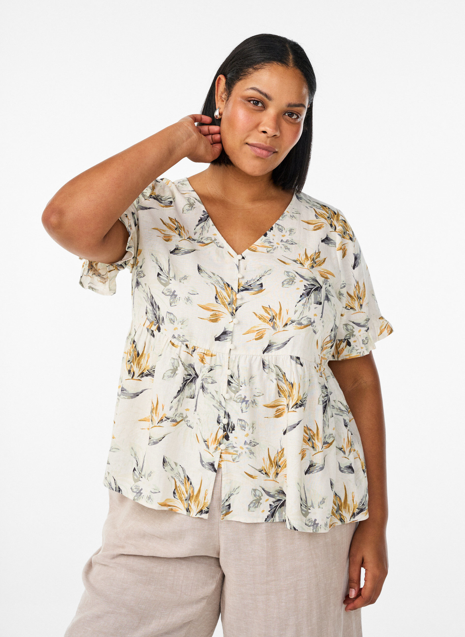 Blouse in linen and viscose with a V-neck and button fastening, White, Model