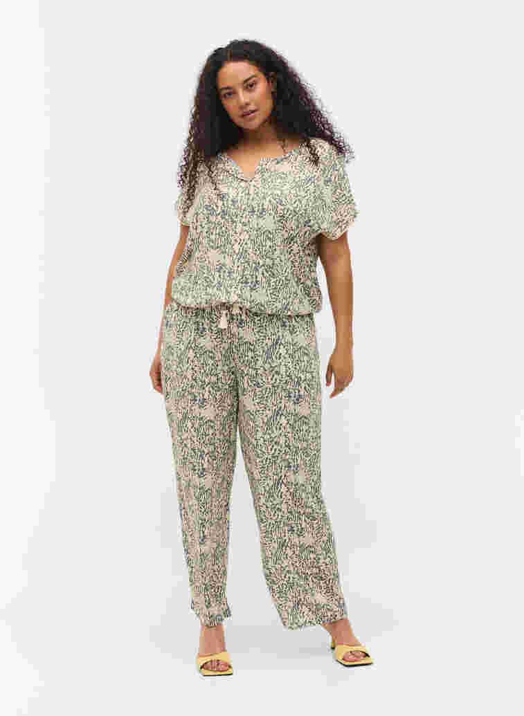 Loose viscose trousers with print, Balsam Green AOP, Model