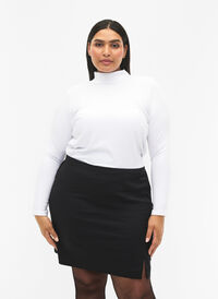 Short skirt with slit, Black, Model