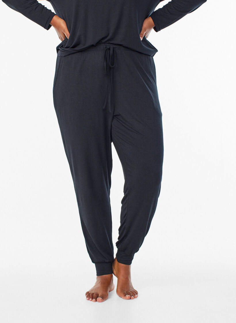 Night trousers in modal with high waist, Black, Model image number 2