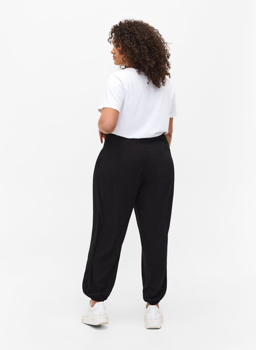 Loose-fitting trousers with smocking detail