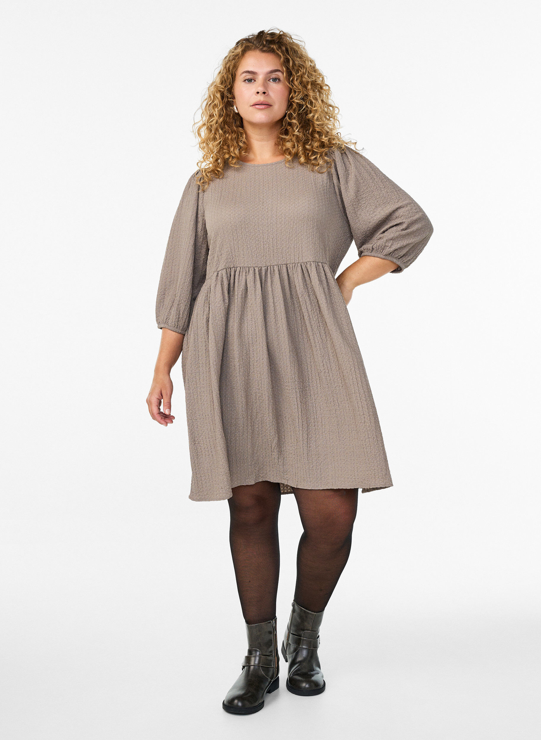 Zizzifashion FLASH - Short dress with texture and 3/4 sleeves, Beige, Model image number 1