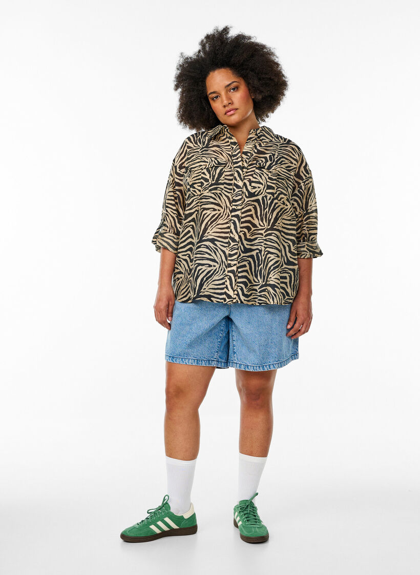 Loose shirt with animal print and chest pockets, Black, Model image number 1